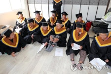 치매 극복 학사모 쓴 대청도 어르신들