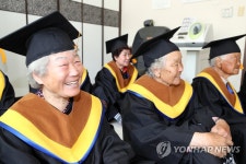 치매 극복 학사모 쓴 대청도 어르신들