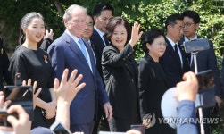 봉하마을 찾은 부시 전 미국 대통령