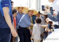 문 대통령, 옥산마을에서 만난 어린아이
