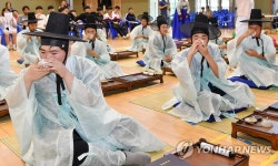 전통 성년식 하는 정선 고등학생들