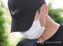 8명 사상 인천 축구클럽 차량 운전자, 취재진 질문에 침묵(종합)