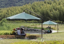 더울 땐 그늘막…햇볕 피하는 시민