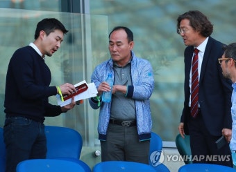 한국-포르투갈 전 찾은 김판곤 위원장-김학범 감독