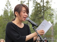 소설가 한강, 노르웨이서 95년뒤 낼 원고 전달식