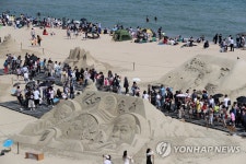 모래 조각도 관람하고 더위도 식히고