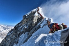 죽음의 에베레스트 60대 美변호사도 사망…올해 11번째