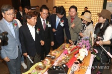 청년 농업인 농산물 전시장 보는 김병원 농협중앙회장