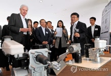 현대·기아차 협력사 전시품 살펴보는 알버트 비어만 사장