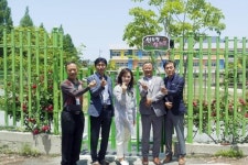 우리는 이웃…담 허물어 장애학생 통로 만든 특수학교·고교