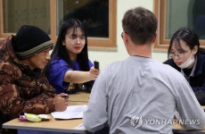 외국인 노동자의 야학 선생님 된 고교생들
