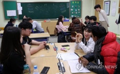 외국인 노동자의 야학 선생님 된 고교생들