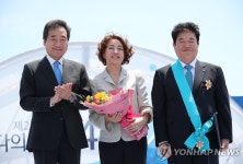 이낙연 총리, 금탑산업훈장 수여 기념촬영