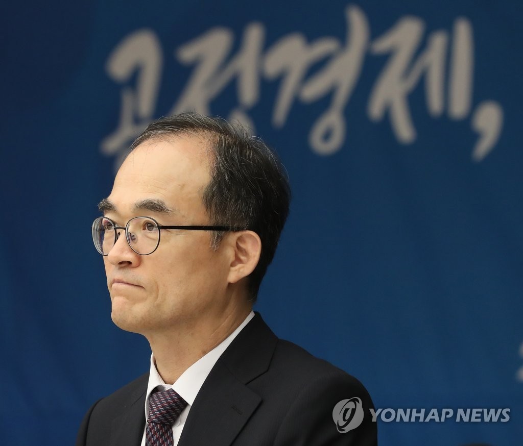 문무일, 윤석열 전 대통령에 대한 발언으로 논란