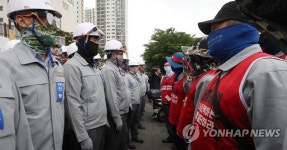 마주 보고 대치하는 현대중공업 노사