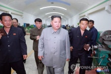 강계정밀기계종합공장 시찰하는 김정은 위원장