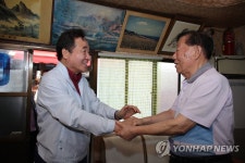 교동이발소 두 번째 방문한 이낙연 총리