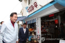 교동 대륭시장 두 번째 방문한 이낙연 총리