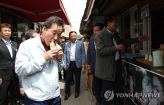교동 대륭시장서 호떡 먹는 이낙연 총리