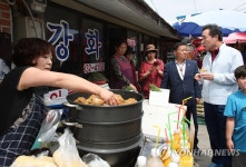교동 대륭시장 두 번째 방문한 이낙연 총리
