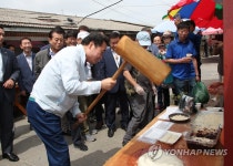 교동 대륭시장서 떡메 치는 이낙연 총리