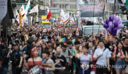 명동 거리 가득 메운 퀴어축제 참가자들