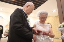 다시 태어난 느낌…유공자 노부부 10쌍의 웨딩마치