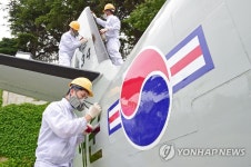 도색하는 해군 장병