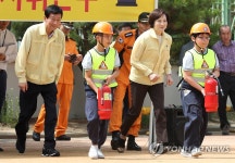 화재 진화 훈련 나서는 진영·유은혜 장관