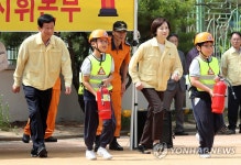 화재 진화 훈련 나서는 진영·유은혜 장관