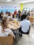 한국의 중학교 찾은 러시아 학생들
