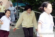 어린이와 대피 훈련하는 유은혜 장관