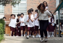 선생님 따라 침착하게 대피 훈련