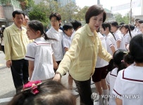 어린이와 대피 훈련하는 유은혜·진영 장관
