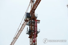 충북 타워크레인 노동자 40여명 사흘째 고공농성