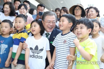문 대통령, '어린이들과 함께'