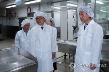 초등학교 급식소 점검하는 진영 장관