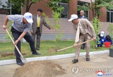 주북 인도대사관, 간디 탄신 150주년 맞아 식수