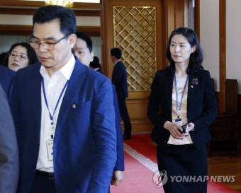 공무원들과 함께 입장하는 김외숙 인사수석