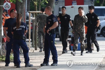 통화하는 송순근 국방무관