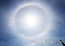 파란 하늘에 선명한 햇무리