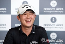 인터뷰하는 박성국