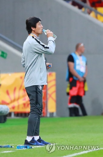 목 축이는 정정용 감독