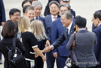 환송 인사와 인사하는 문 대통령