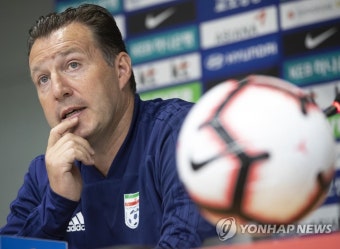 기자회견하는 마르크 빌모츠 이란 축구 대표팀 감독