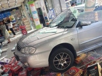 충북 제천서 승용차 약국 돌진…운전미숙 추정