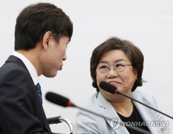 원내대책회의에서 대화하는 하태경-이혜훈