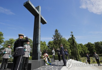 문 대통령, 핀란드 영웅십자가에 헌화