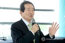 축사하는 정세균 전 의장