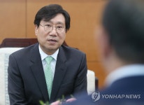 송철호 시장과 대화하는 양정철 원장